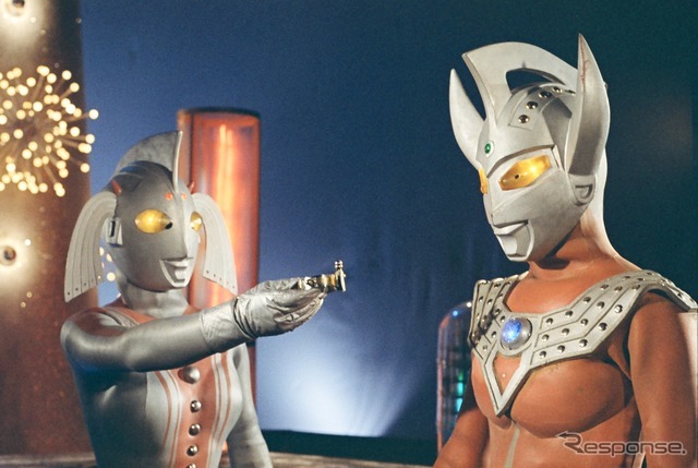 ウルトラの母（向かって左）とウルトラマンタロウ