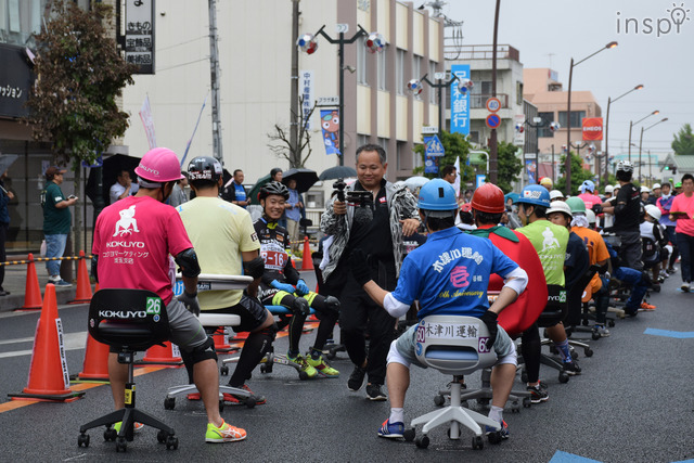 ポールポジションに並ぶのはコクヨと木津川運輸さん！黒田さんは撮影しながらエールをこめてハイタッチ！／「いす-1グランプリ」埼玉羽生大会（2018-19シーズン 第3戦）