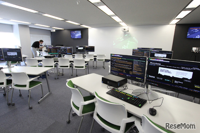 TGG　3階の「Tech Lab（303）」。金融機関で広く導入されており、国内の教育機関では東京大学や慶應義塾大学も導入しているという、Bloomberg社の金融情報端末が設置されている