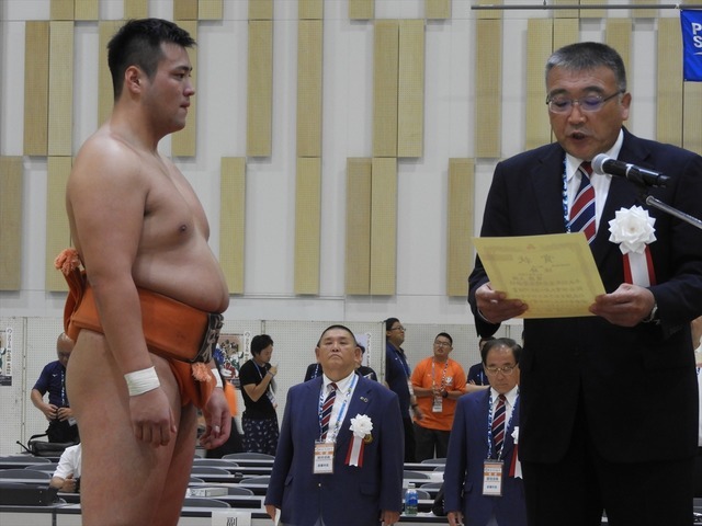 優勝の賞状を受け取る齋藤大輔君