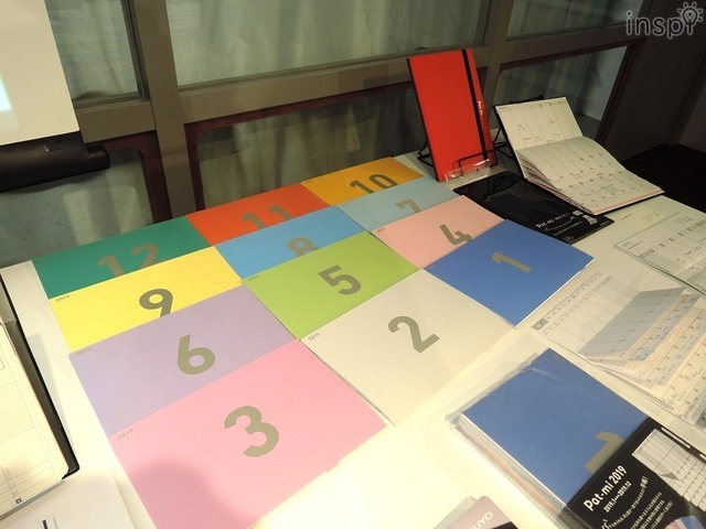 Pat-miは12色の日本の四季をイメージした表紙色に。