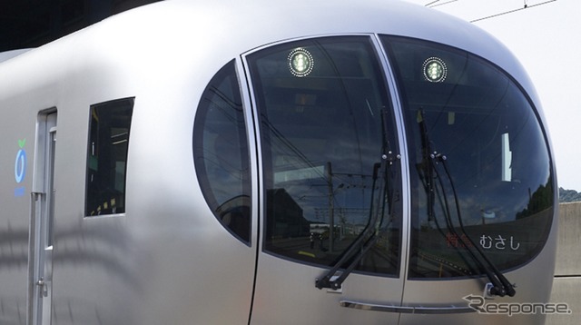 半径1500mmの三次元曲面ガラスが鉄道車両に取り付けられるのは国内初。地下鉄乗り入れ用の非常扉を前面に備えるが、現時点で直通予定はない。