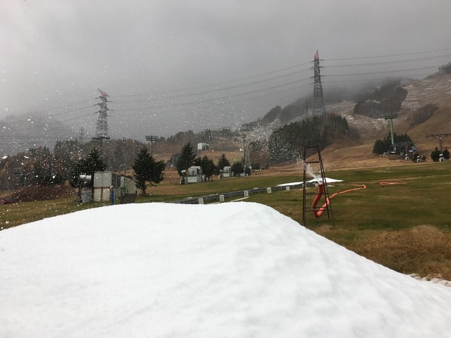 苗場スキー場、12/8に冬季営業オープン…人工造雪機による雪撒き作業開始