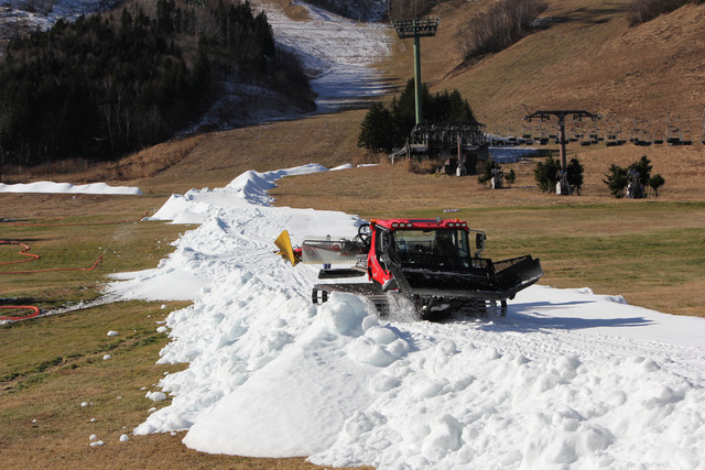 苗場スキー場、12/8に冬季営業オープン…人工造雪機による雪撒き作業開始