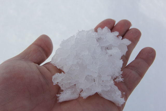 苗場スキー場、12/8に冬季営業オープン…人工造雪機による雪撒き作業開始