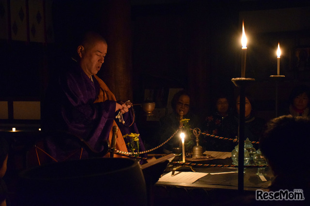 奈良時代の祈祷を再現。厳粛な雰囲気に参加者も真剣