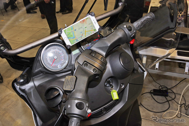 スマートフォンと連動したイグニッションシステムの検証をおこなうADIVAの3輪バイク