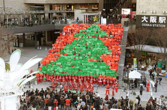 サンタ姿で歩くチャリティーイベント「東京グレートサンタラン」開催