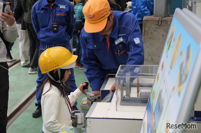 簡易運転台での運転機器操作体験（2018年の見学会のようす）