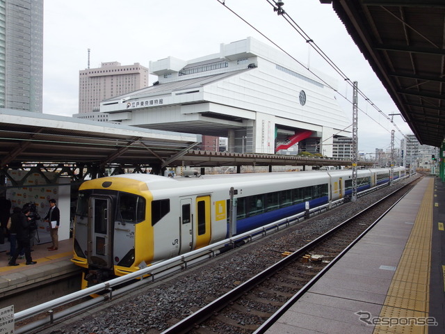 両国駅3番線に据え付けられたE257系（両国プラレール駅発表会）。