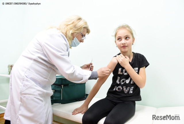 ウクライナで行われた予防接種キャンペーンで、三種混合ワクチンを打つマリアナ・ジューバさん（ｃ）UNICEF_UN0284080_Dyachyshyn