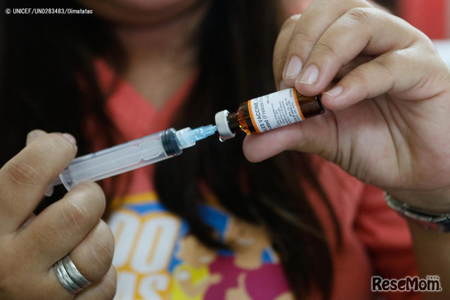 フィリピンの保健センターで、予防接種の準備をする保健員（ｃ） UNICEF_UN0283483_Dimatatac