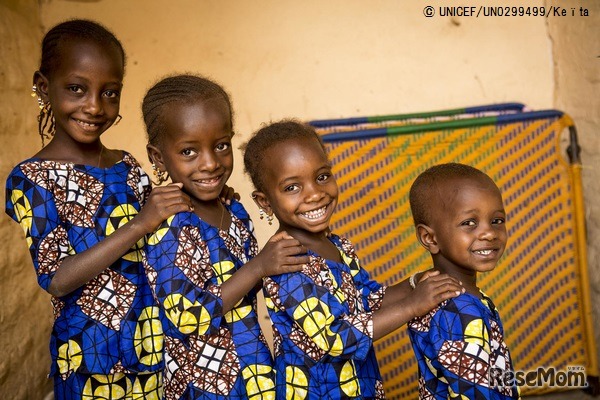 ユニセフが支援する保健センターで、はしかの治療を受け元気になったマリの3歳から7歳の子どもたち（2019年3月撮影）　(c) UNICEF_UN0299499_Keita
