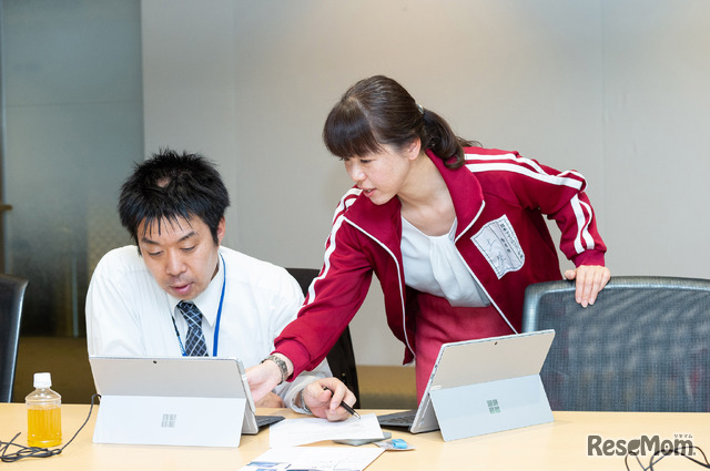 「Office 365」を使った反転授業で使える教材づくり体験会で参加者の質問に応じる土屋奈緒子氏