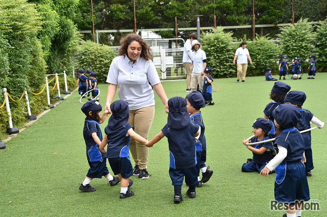 「集団生活ではSocial Skill（社会性）、Life Skill（しつけ）も大事」とクリスティーナ先生と子どもたち