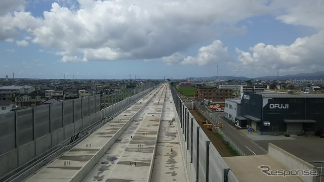新幹線が走る九頭竜川橋梁の軌道面。2019年6月。この両脇が道路となる。レール敷設は全体の完成を待って始められる。