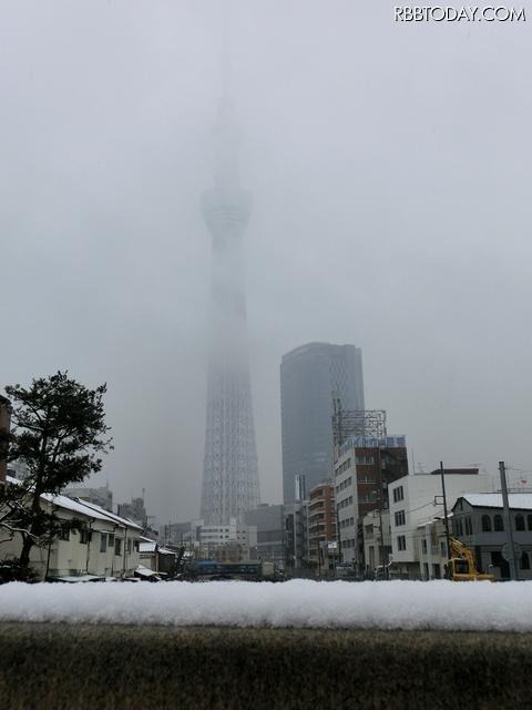 十間橋の欄干にも積雪