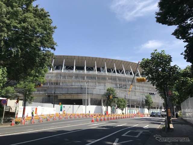 建設中の国立競技場（5月、東京）