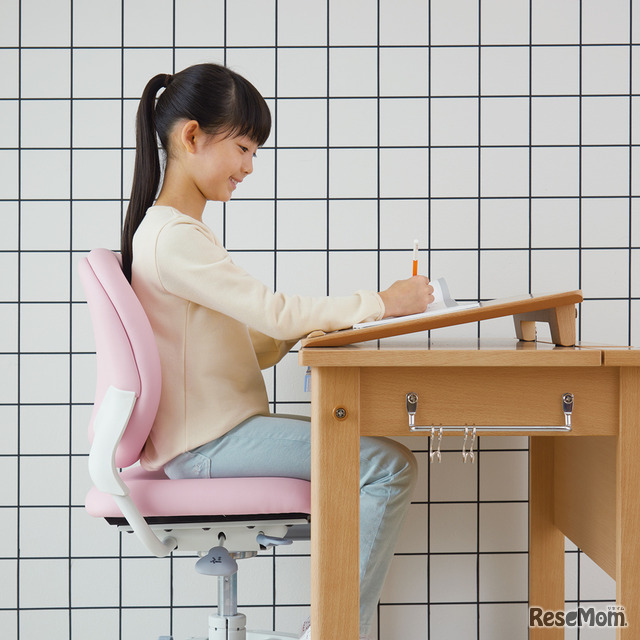 「K-MODEL II」傾斜天板使用：上体が起き上がり、背骨が自然なカーブを描く正しい姿勢へ導く