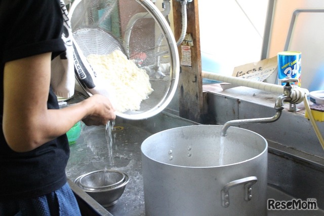 大鍋で流しそうめんを茹でて準備をすすめるスタッフ