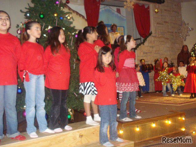 クリスマスの定番、教会主宰のキリスト教系クリスマス・ミュージカル。カトリック系の教会なのでメキシカンの児童が目立つ