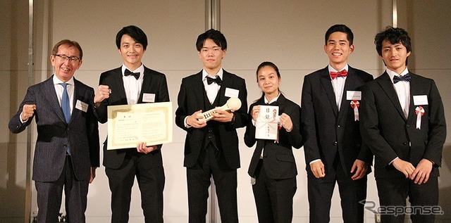 最優秀賞を獲得した譚振輝さん、柚垣至さん、菊田宣親さん、黒澤昂輝さん、タナチャーナン・パリーナーさん
