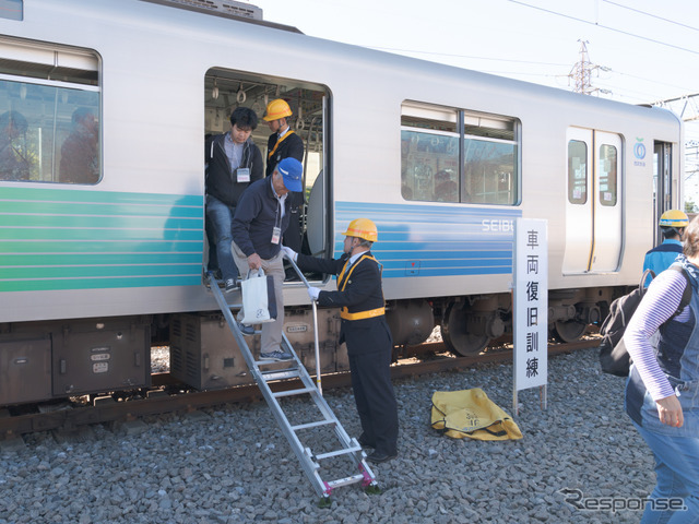 扉部分にはしごが組み立てられ、乗客を安全に車外に避難させる。