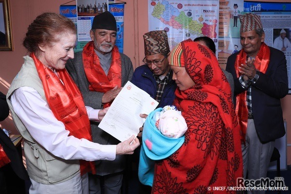 ユニセフ事務局長 ヘンリエッタ・フォアから出生登録書を受け取るネパールの母親。（2019年11月3日撮影）