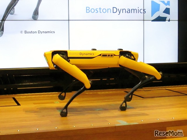 日本国内初公開のBostonDynamics社、四足歩行ロボット「Spot」