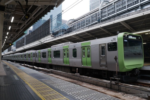 時差出勤やテレワークの励行を呼びかけるが、公共交通機関の利用制限を行なうことには慎重姿勢を示した赤羽国交相。写真は東京駅に停車中の山手線E235系。