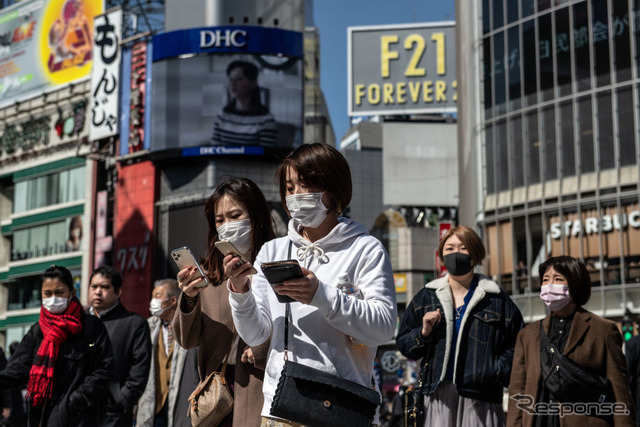 マスク姿の人々が往来する2月28日の東京・渋谷。