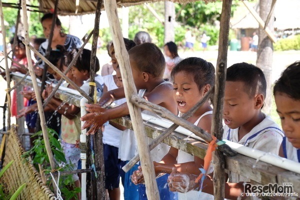 石けんを使って手を洗うキリバスの子どもたち（2019年10月撮影）　(c) UNICEF_UNI220408_Pacific