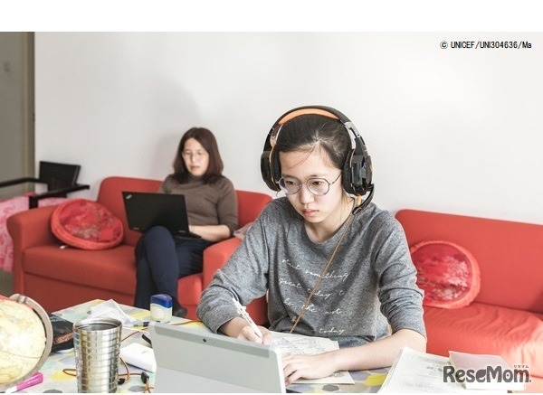 北京の自宅でオンライン授業を受ける高校2年生のシャオユウさん（2020年2月18日撮影）　(c) UNICEF_UNI304636_Ma