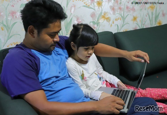 ジャカルタの自宅で父親と一緒に勉強する6歳のキミ－ちゃん。(インドネシア、2020年4月1日撮影)
