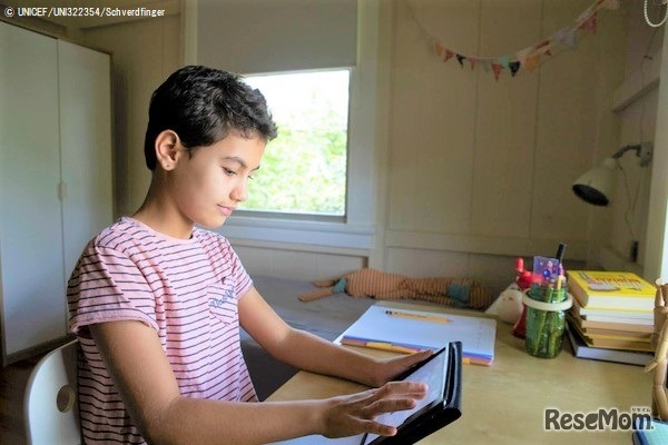 コロン県・ガンボアの自宅で、タブレットを使ってオンライン授業を受ける11歳のミラさん（パナマ、2020年4月17日撮影）　(c) UNICEF_UNI322354_Schverdfinger