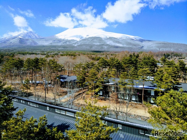 ユナイテッド・ワールド・カレッジ ISAKジャパンのキャンパスと浅間山