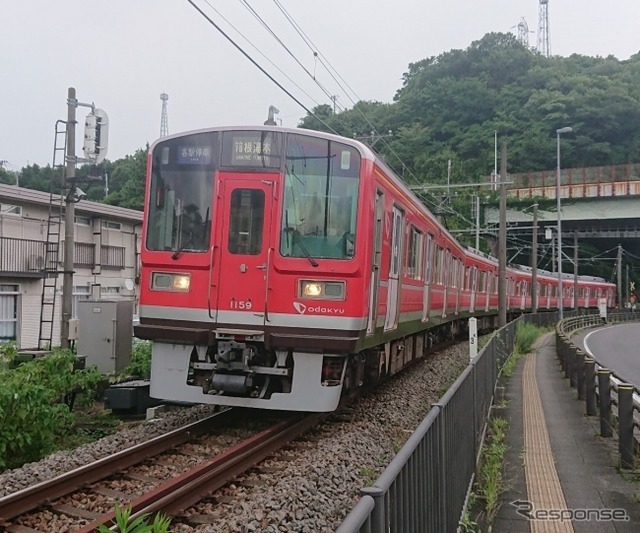 赤い1000形のイメージ。小田原方の一般色車6両と混結になるため、赤い1000形が先頭になるのは新宿行きの上りとなる。