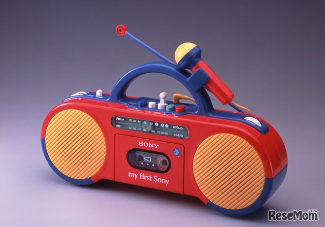 「Mr.コンソール」のモチーフとなった「ｍy first Sony」ラジオカセットレコーダー（CFS-2050）※1993年発売（現在は販売終了）