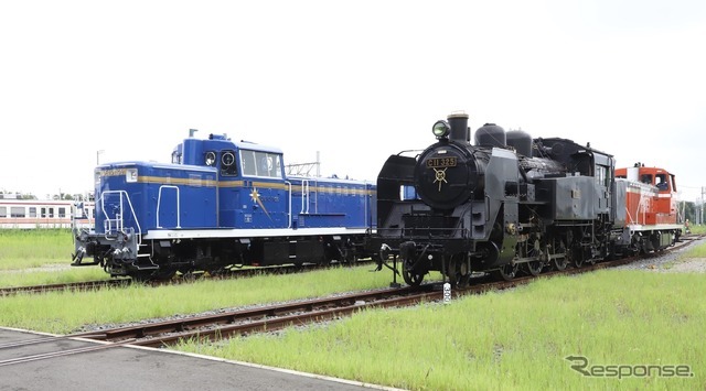 C11 325（向かって右、前）とDE10 1109（南栗橋車両管区）