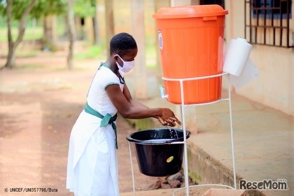 休み時間が終わり教室に戻る前に手を洗う女の子。（ガーナ、2020年7月22日撮影）（c） UNICEF_UNI357796_Buta