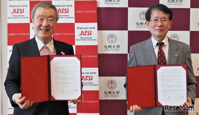 協定書へのサインを終えた立命館アジア太平洋大学・出口学長（左）と九州大学・久保総長（右）