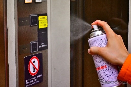 エレベーター用ボタンへの抗ウイルス・抗菌スプレーによる施工イメージ。