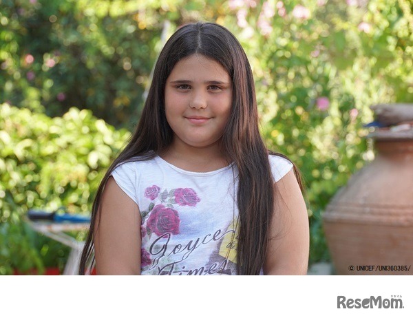 レスボス島に住む8歳のディミトラさん。健康のため、良質な食事と運動を意識して生活している。（ギリシャ、2020年7月29日撮影）　(c) UNICEF/UNI360385/