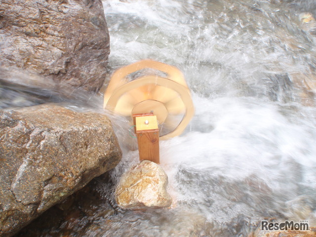 2011年「エコ×エネ体験ツアー水力編 御母衣 小学生親子ツアー」にて。川で水力発電の実験をしているようす。