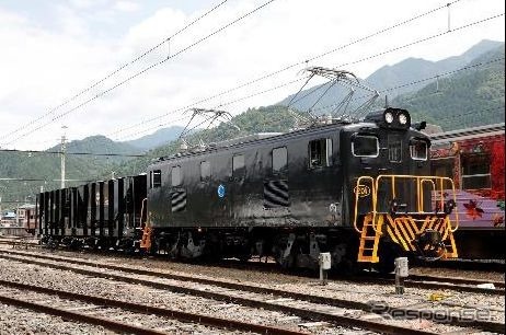 展示される電気機関車とヲキ形貨車。