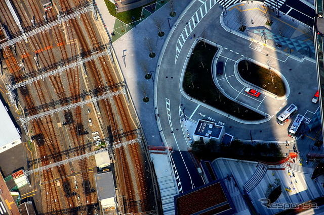 東側の真下には、旧業平橋駅北方の電車留置線や押上（スカイツリー前）駅直上のバス・タクシーのりばなどが