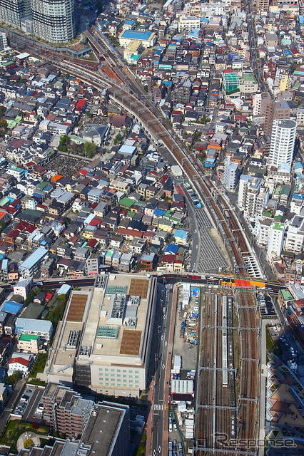 東側。旧業平橋駅北方の電車留置線から荒川、江戸川区エリアまでの眺め