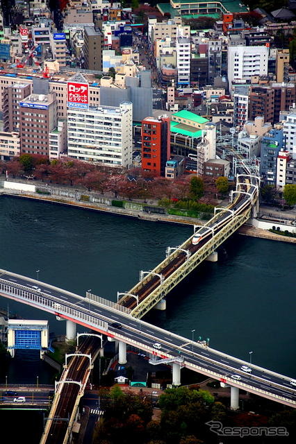 西側は浅草界隈が。リニューアル工事中の東武浅草駅に出入りする電車や浅草寺などが眺められる