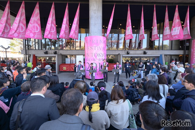 桜の街の音楽会（無料のミニ・コンサート）東京文化会館キャノピーにて　(c) 東京・春・音楽祭実行委員会／飯田耕治