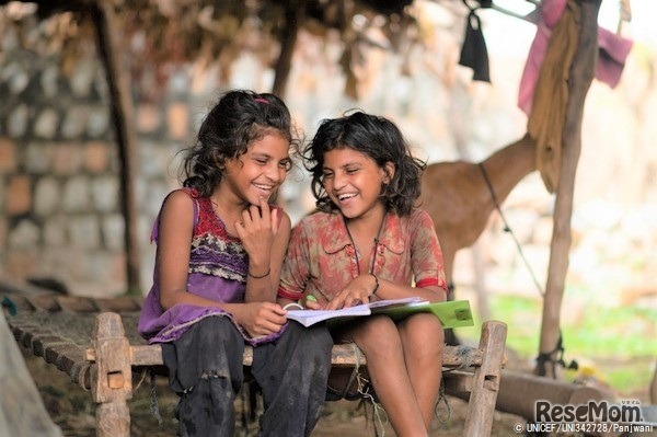COVID-19のロックダウンの間、自宅で勉強する7歳のカンチャンさんとカシさん（インド：2020年6月撮影） (c) UNICEF_UNI342728_Panjwani